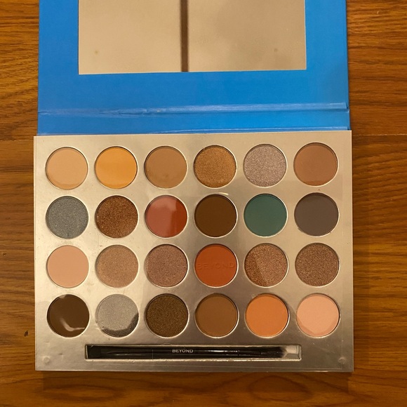 Beyond Shimmer & Matte Eyeshadow Palette 24 C - Picture 6 of 13